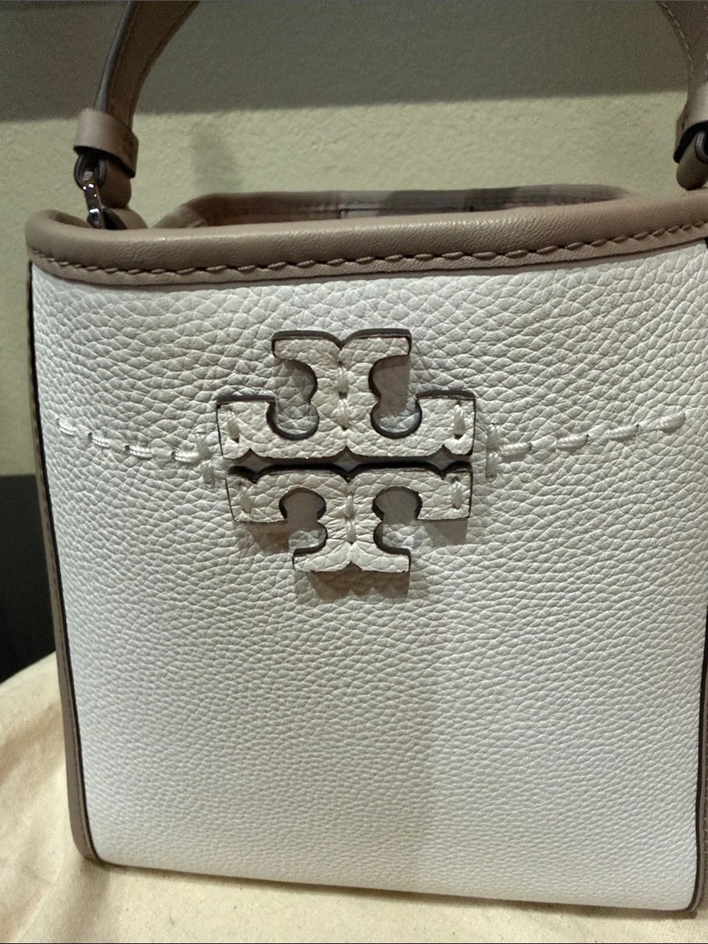 NWOT Tory Burch Small McGraw Top Handel Tan and White Pebbled Leather Crossbody